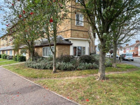 Casa di Qeis choose from two spacious double bedrooms in ground floor flat with free parking